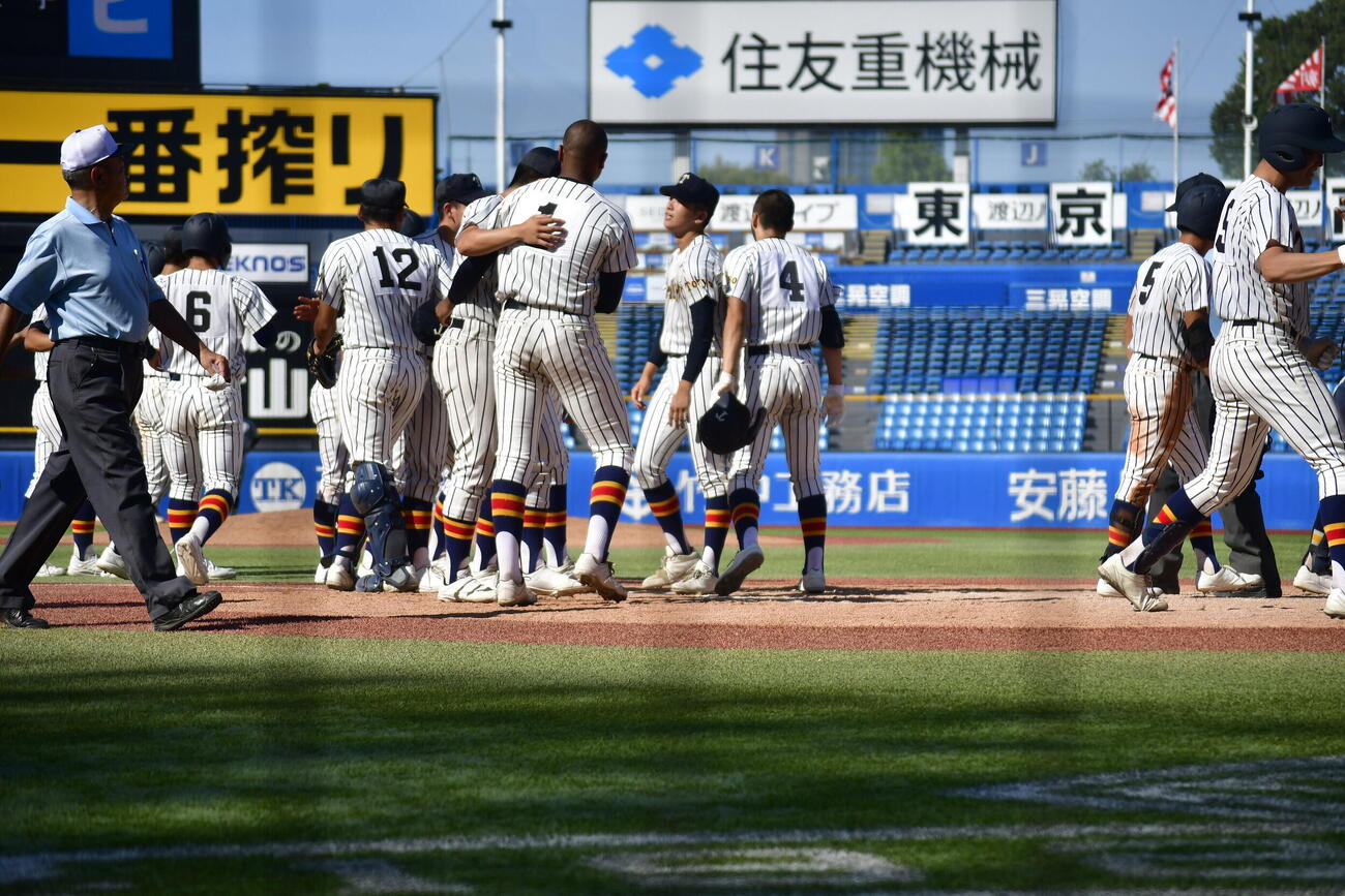 小山台にサヨナラ勝ちを収め歓喜に浸る帝京ナイン（撮影・平山連）