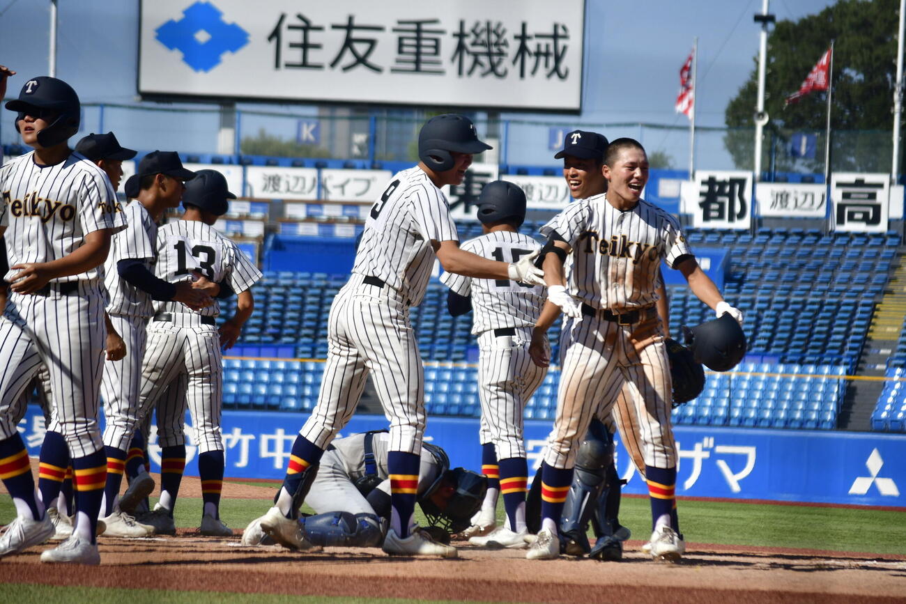 小山台にサヨナラ勝ちを収め歓喜に浸る帝京ナイン（撮影・平山連）
