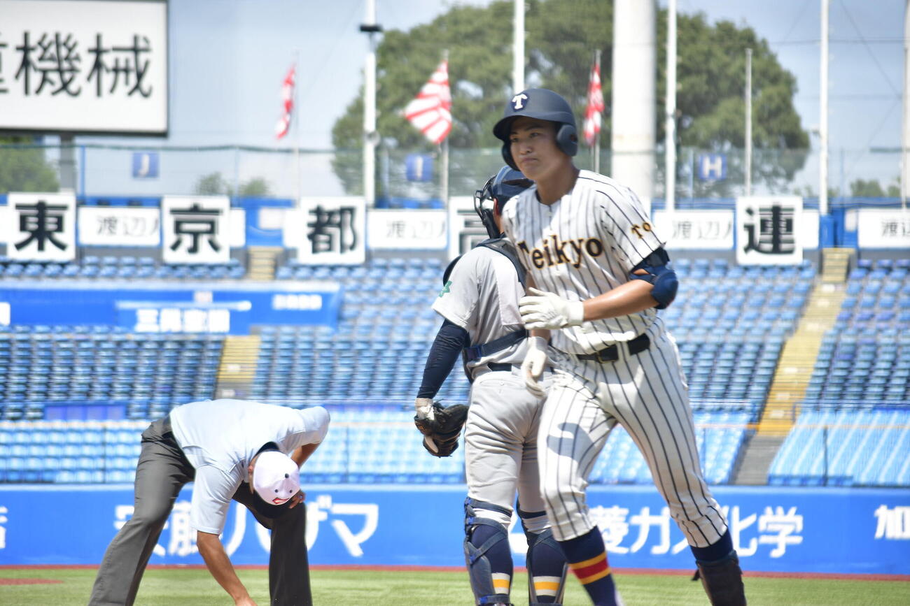 初回に左中間越えの同点アーチを放った帝京・目代（撮影・平山連）