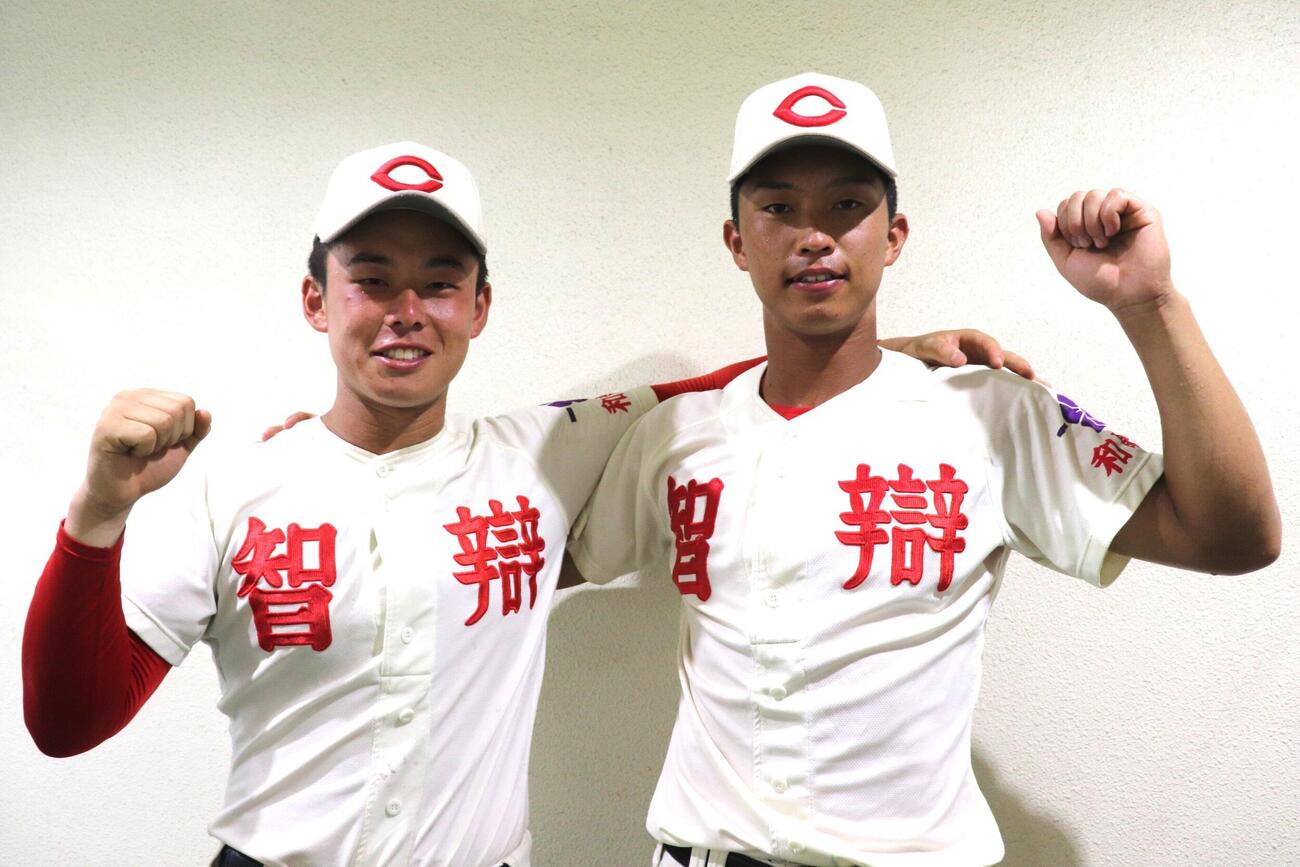 田辺対智弁和歌山　智弁和歌山の主将・松本虎太郎外野手（写真左）と松本主将のバットを借りて9回決勝左ソロを放った山下晃平外野手（撮影・中島麗）