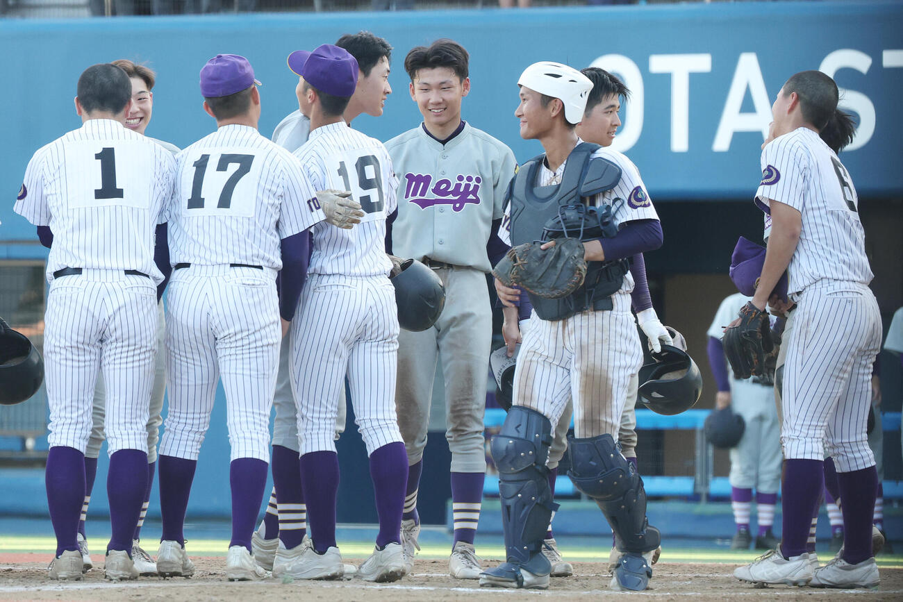 明大中野対大森学園　準々決勝進出を決め大森学園の選手たちと健闘をたたえ合う明大中野の選手たち（撮影・宮地輝）