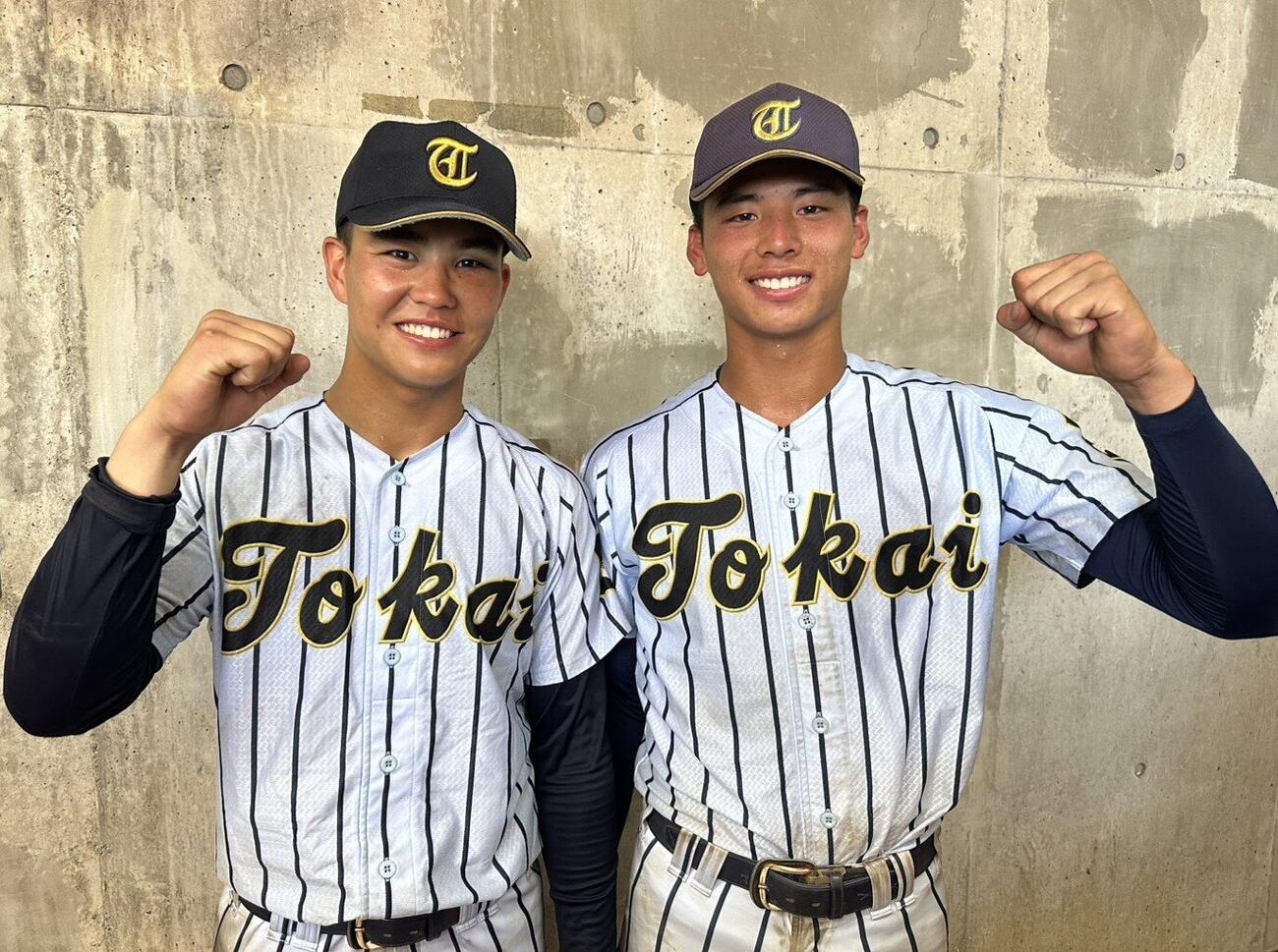 東海大菅生対駒場学園　初回、先制ソロを放った東海大菅生・村田京優（左）と6回に2ランを放った鹿倉隆志
