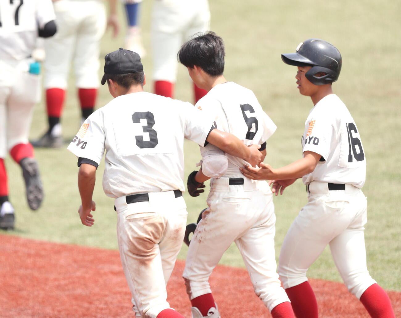 宮城農対東北学院榴ケ岡　仲間を支えながら試合後のあいさつに向かう宮城農・太田知希（左）（撮影・木村有優）