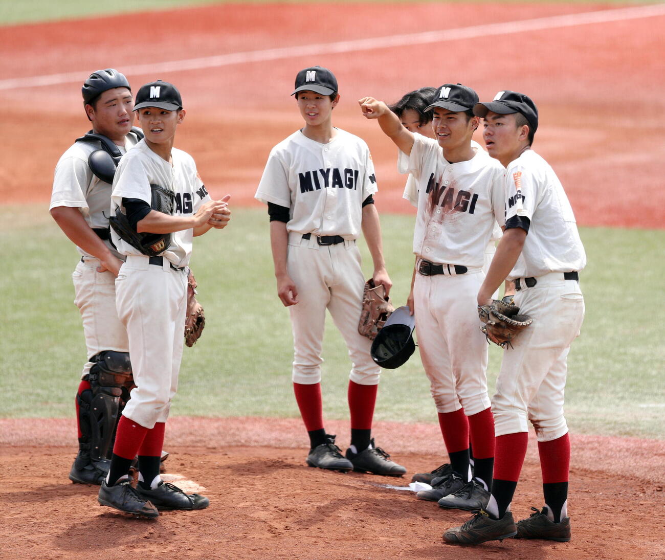 宮城農対東北学院榴ケ岡　4回、マウンドに集まり笑顔の宮城農（撮影・木村有優）