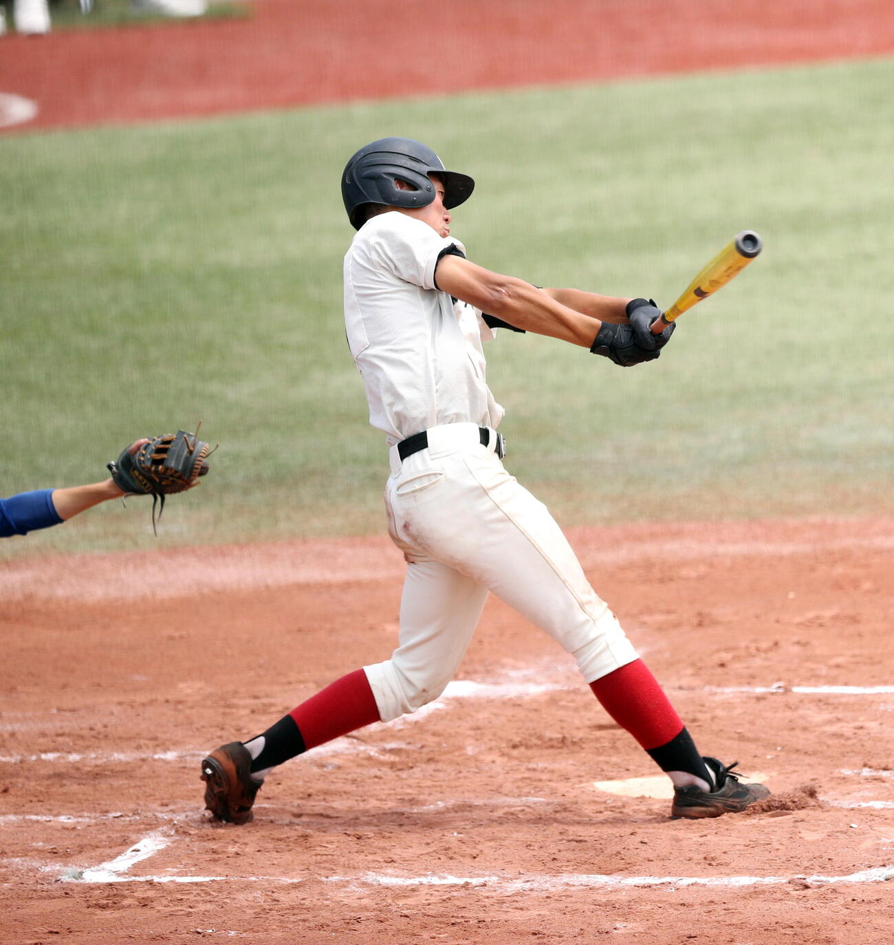 宮城農対東北学院榴ケ岡　7回、ファウルを打つ宮城農・太田知希（撮影・木村有優）