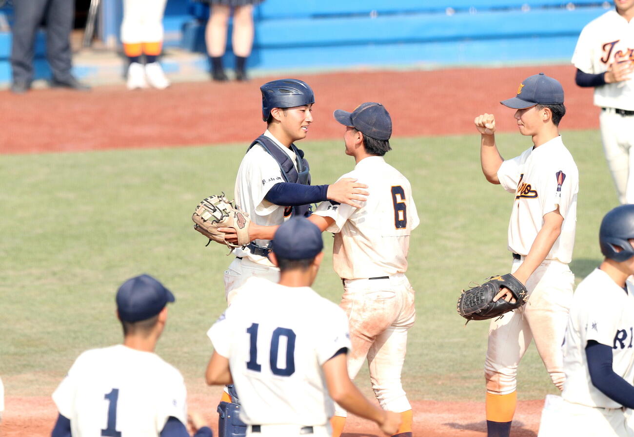 利府対東陵　仲間と勝利を喜ぶ東陵・大堀桂新（中央左）（撮影・木村有優）