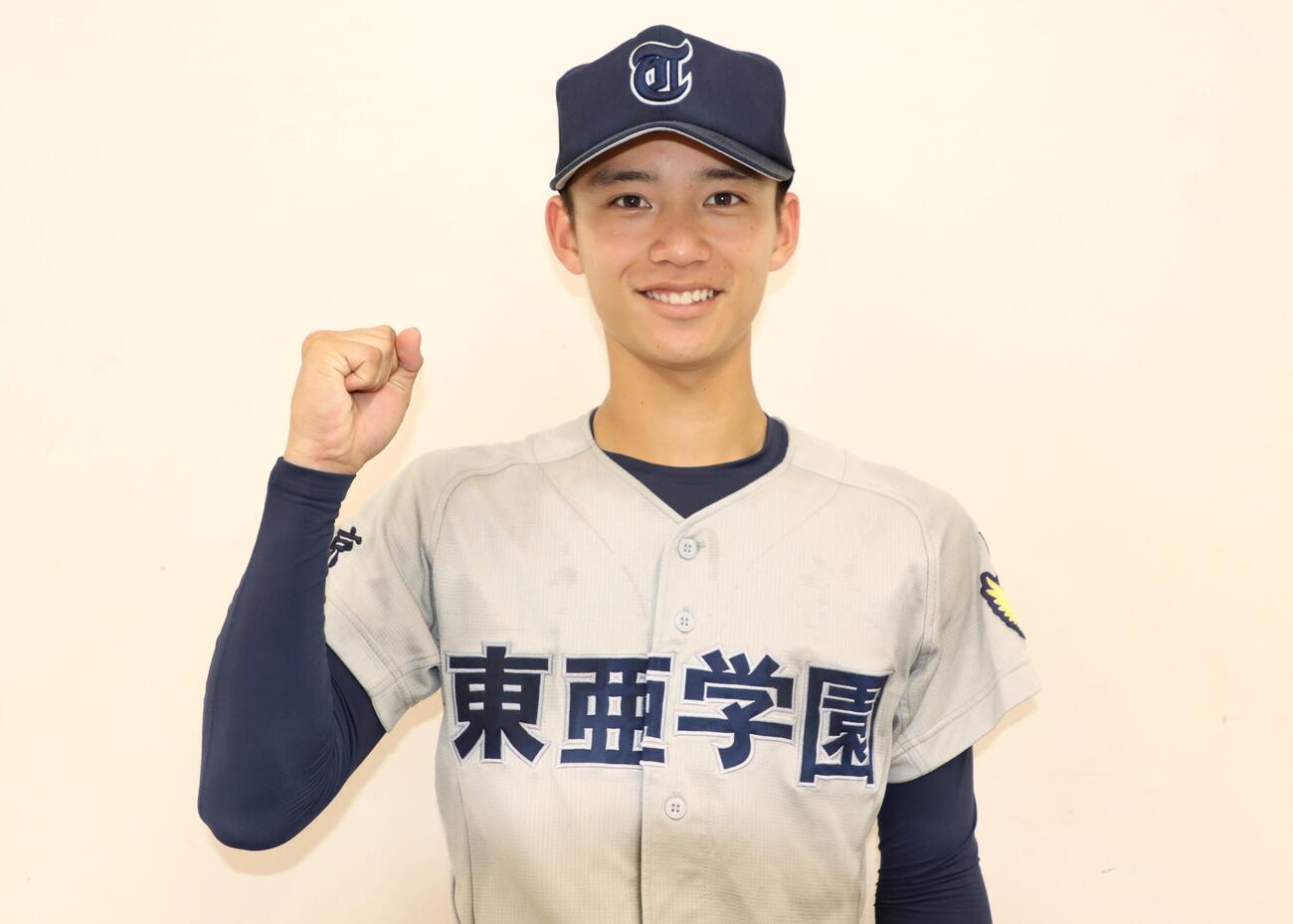 高校野球東東京大会　5回戦　東亜学園対駿台学園　ベスト8に進出しガッツポーズをする東亜学園・荒井哉汰（撮影・栗林真菜）