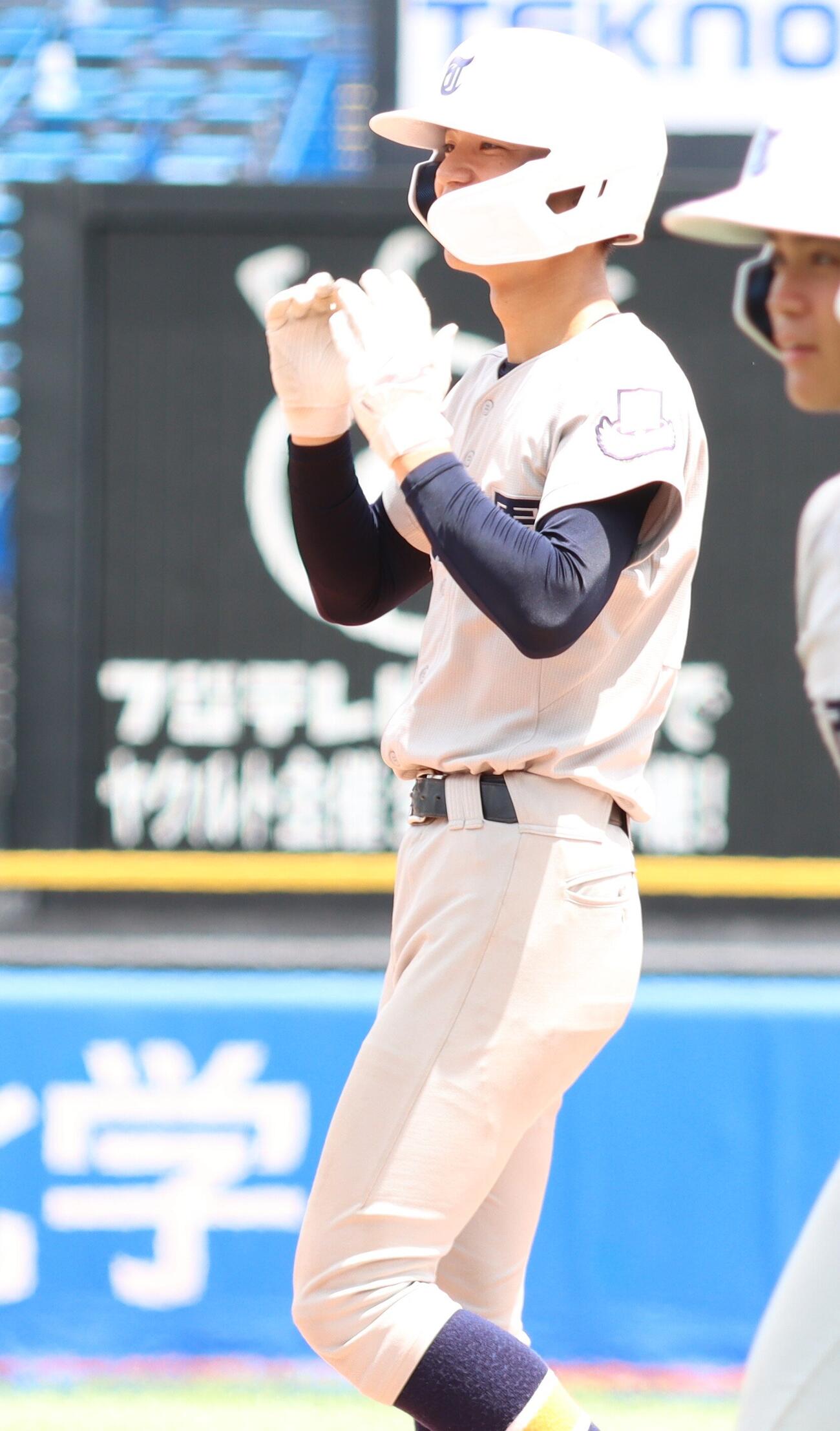 高校野球東東京大会　5回戦　東亜学園対駿台学園　適時打を放った東亜学園・荒井哉汰（撮影・栗林真菜）