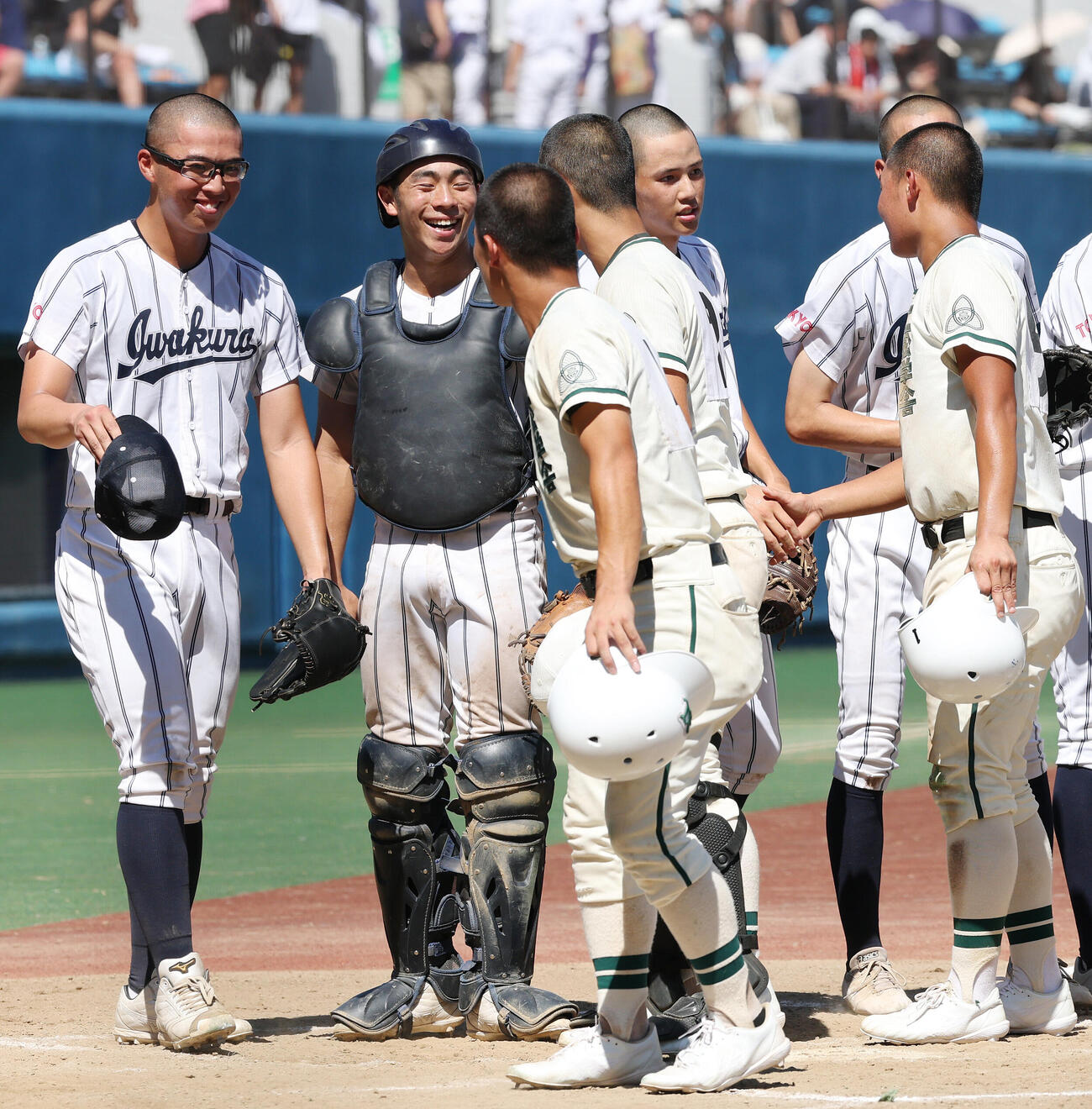 岩倉対二松学舎大付　試合後、二松学舎大付の選手たちと笑顔で健闘をたたえ合う岩倉・河村柊希（左から2人目）ら（撮影・宮地輝）