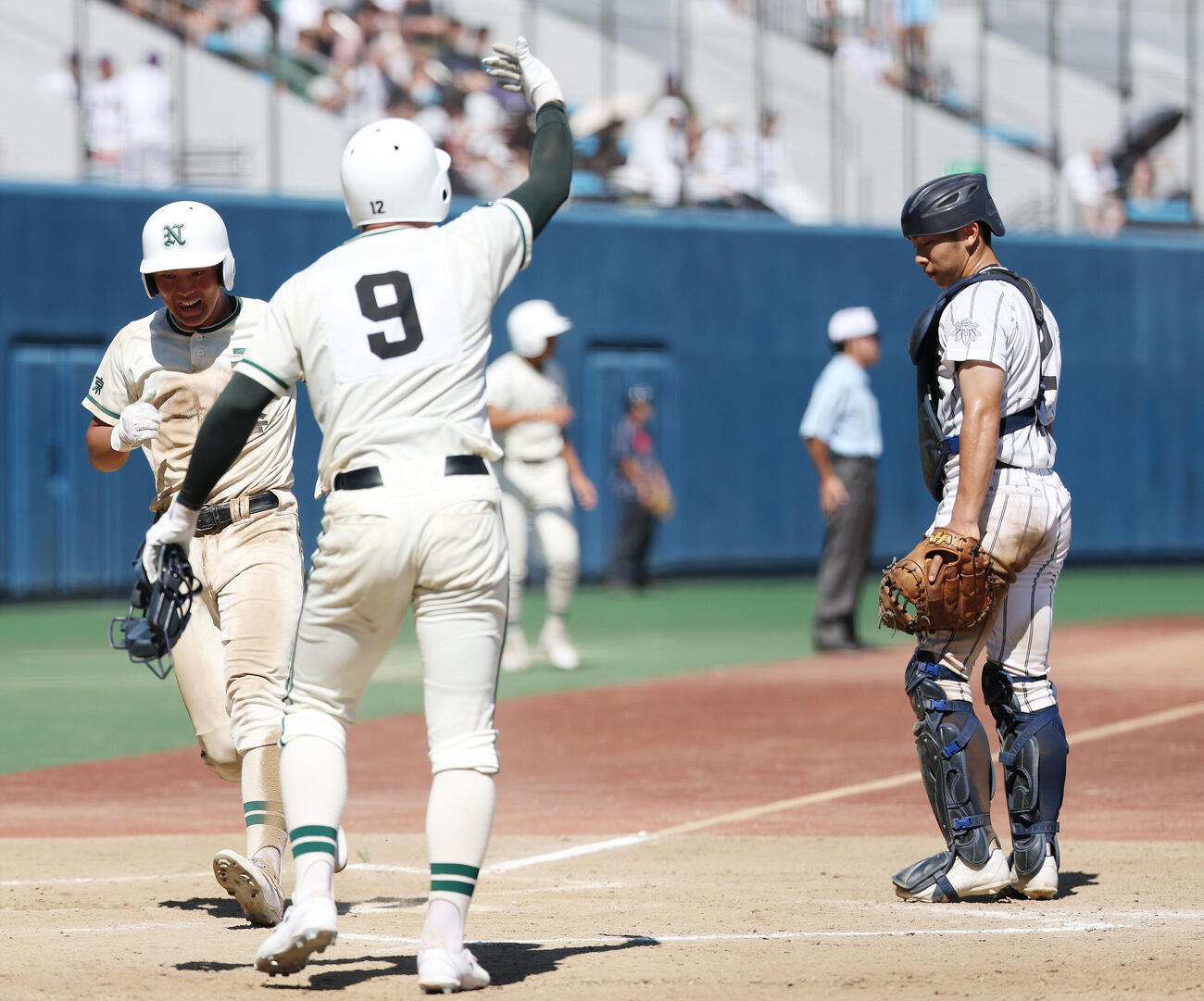 岩倉対二松学舎大付　8回裏二松学舎大付1死満塁、岡野大陽の適時打で生還し本塁を踏む早川幸汰（左）を見つめる河村柊希（撮影・宮地輝）