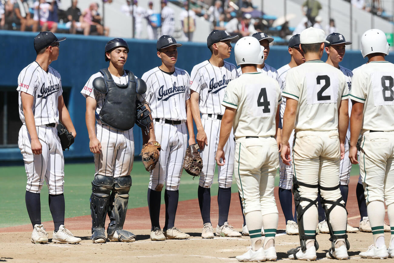 岩倉対二松学舎大付　試合後、整列する岩倉・河村柊希（左から2人目）ら（撮影・宮地輝）