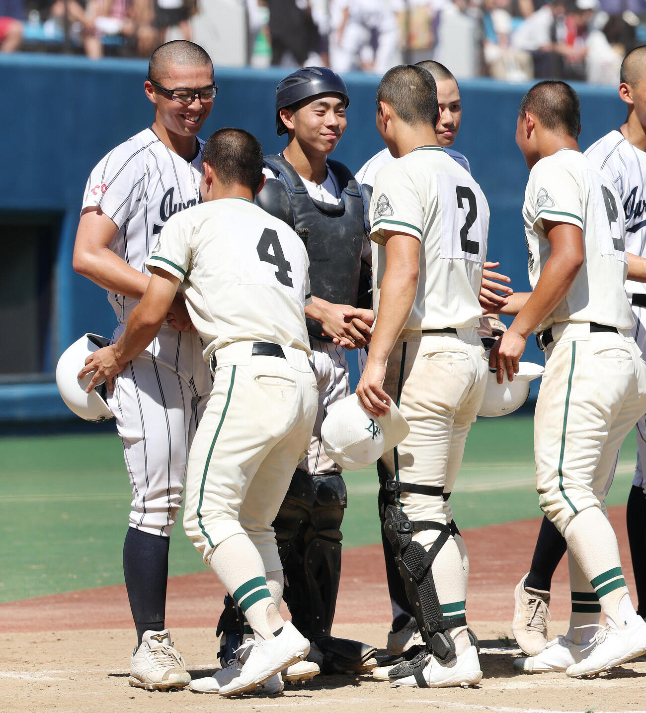 岩倉対二松学舎大付　試合後、二松学舎大付の選手と健闘をたたえ合う岩倉・河村柊希（中央）ら（撮影・宮地輝）