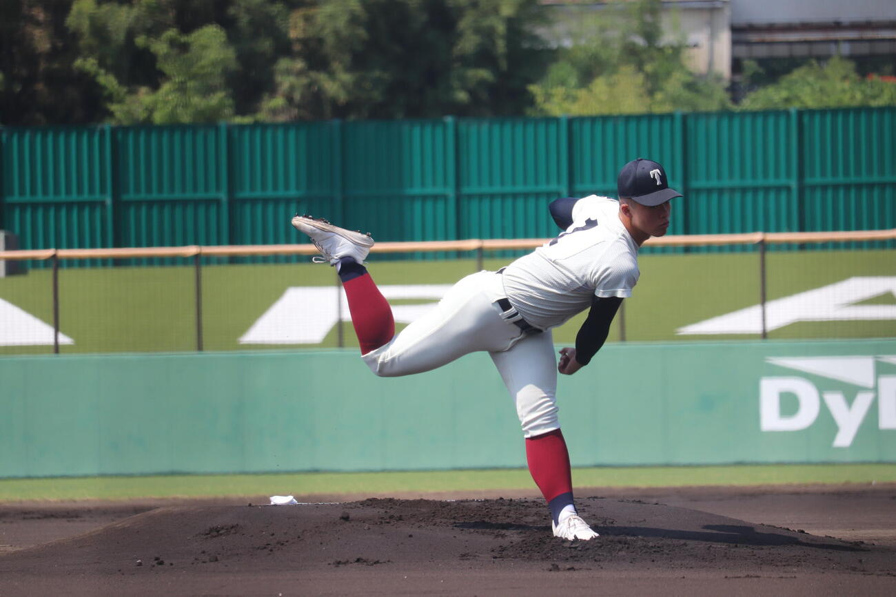 大阪立命館戦に先発した大阪桐蔭・吉岡貫介（撮影・佐藤妙月）