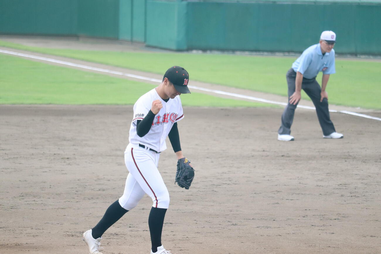 日大山形対山形中央　勝利しガッツポーズを見せる日大山形の児玉寛大投手