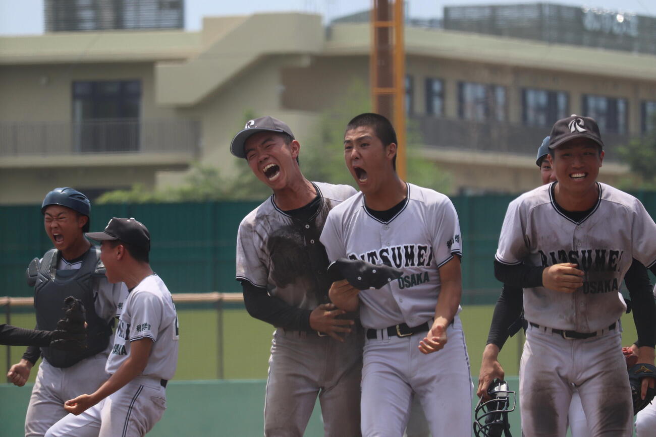 大阪桐蔭に勝利し喜ぶ大阪立命館ナイン