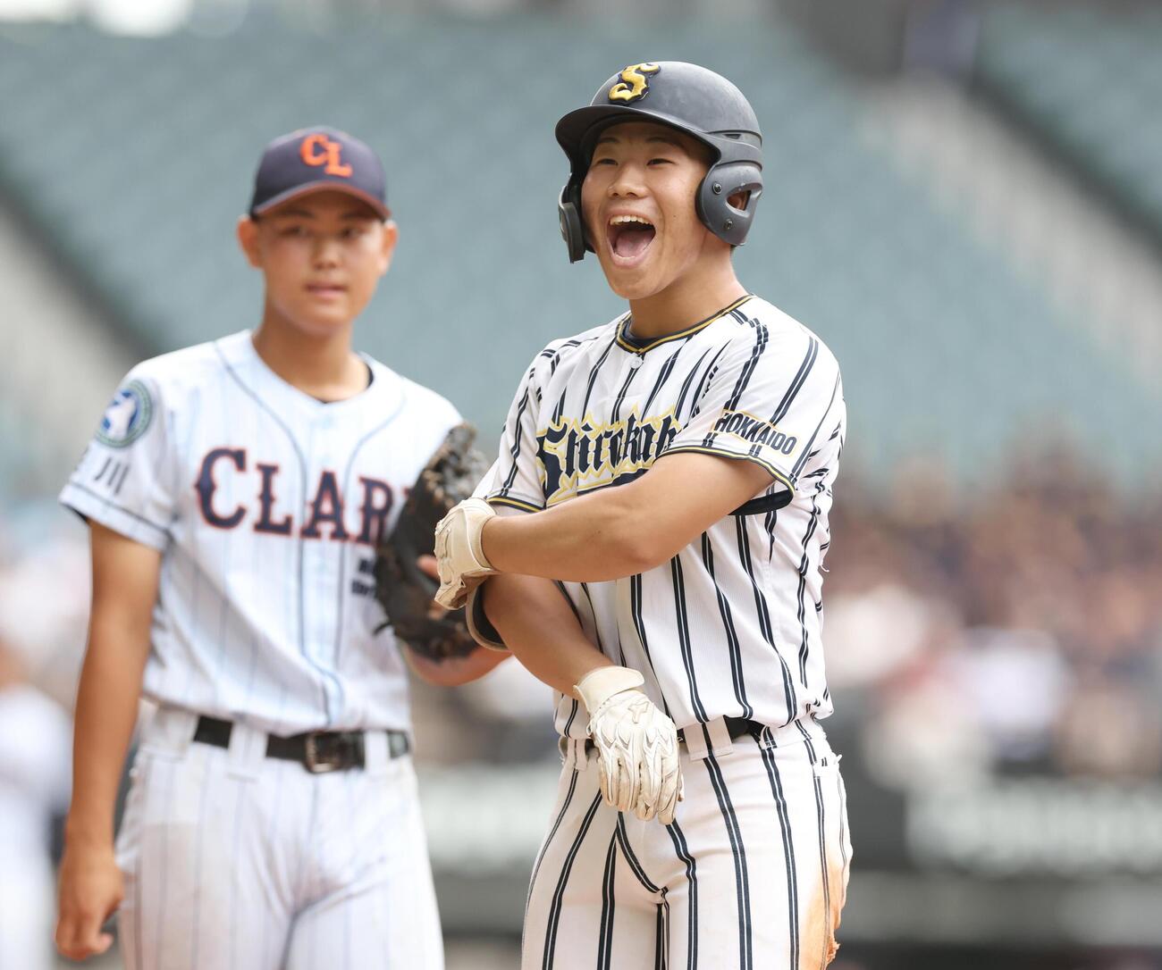 クラーク記念国際対白樺学園　2回裏白樺学園2死三塁、適時打を放ち叫ぶ金井瀬那（撮影・黒川智章）