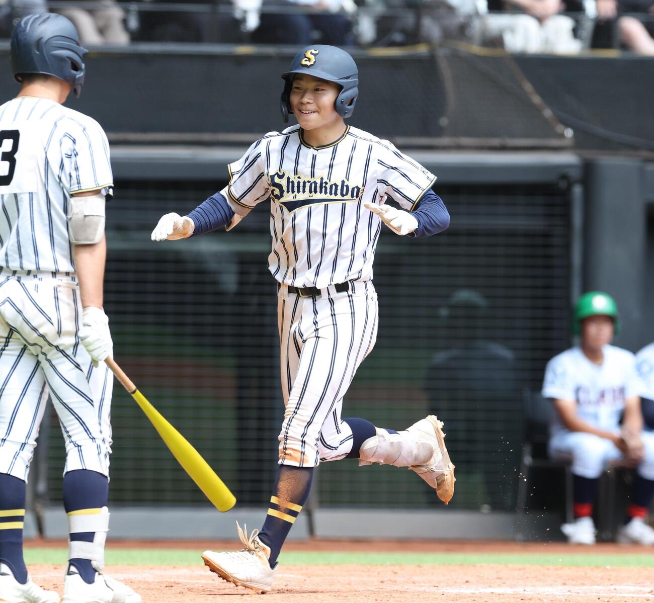 クラーク記念国際対白樺学園　7回裏白樺学園無死、本塁打を放ち笑顔生還する後藤健（撮影・黒川智章）
