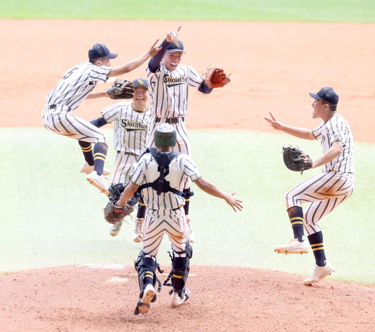 クラーク記念国際対白樺学園　優勝し歓喜する白樺学園ナイン（撮影・黒川智章）