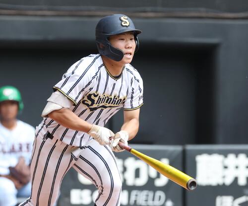 クラーク記念国際対白樺学園 1回裏白樺学園2死一、二塁、2点適時三塁打を放つ金井瀬那(撮影・黒川智章)