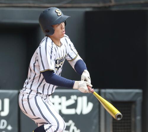クラーク記念国際対白樺学園 1回裏白樺学園2死三塁、適時打を放つ村端勇心(撮影・黒川智章)