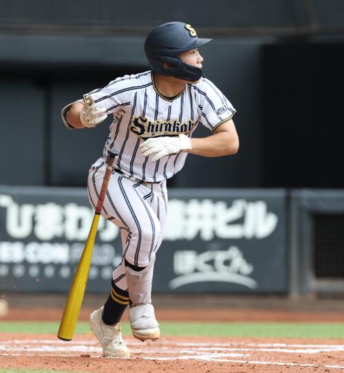 クラーク記念国際対白樺学園 2回裏白樺学園2死三塁、適時打を放つ金井瀬那(撮影・黒川智章)