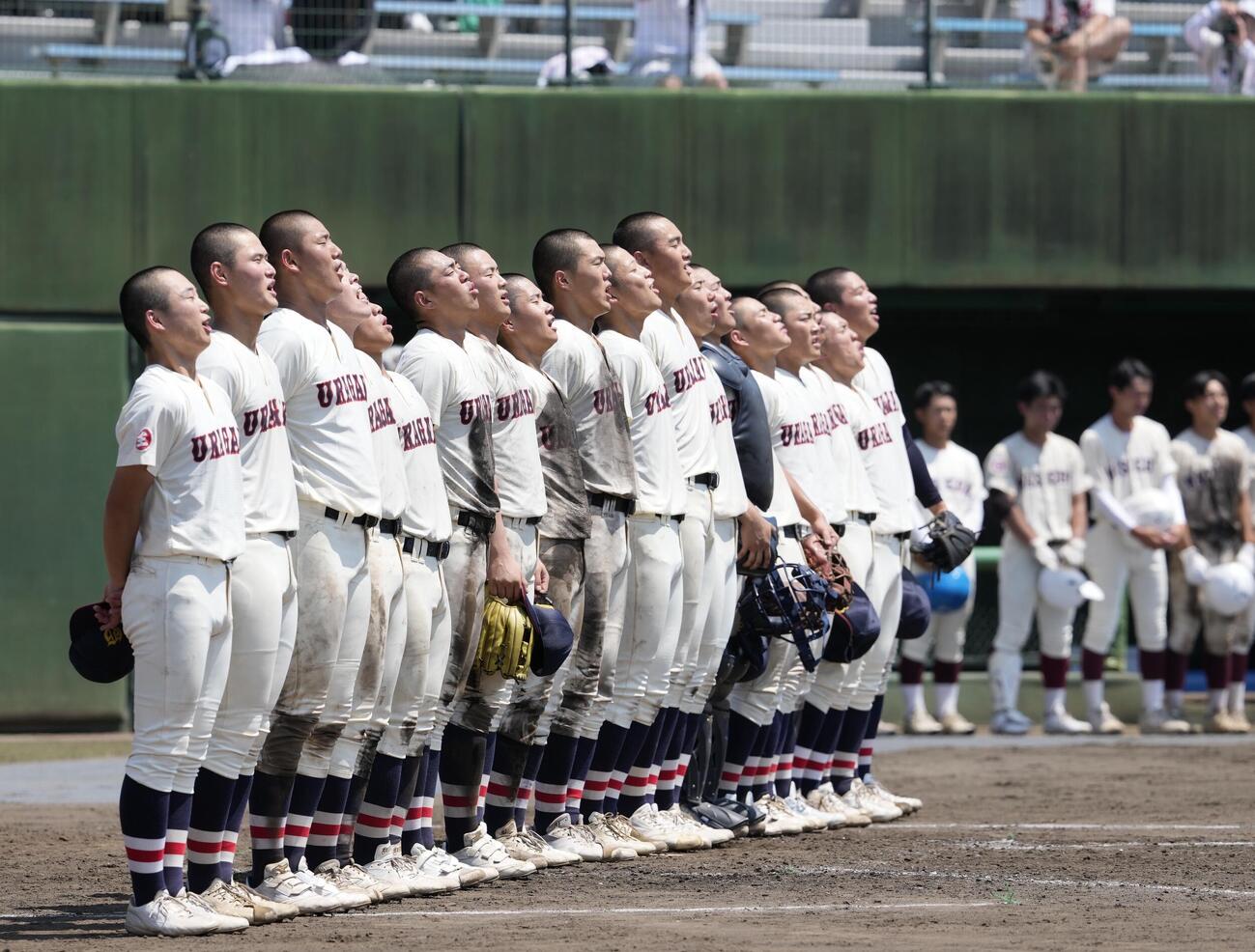 早大本庄対浦和学院　早大本庄に勝利し校歌を歌う浦和学院の選手たち（撮影・小島史椰）