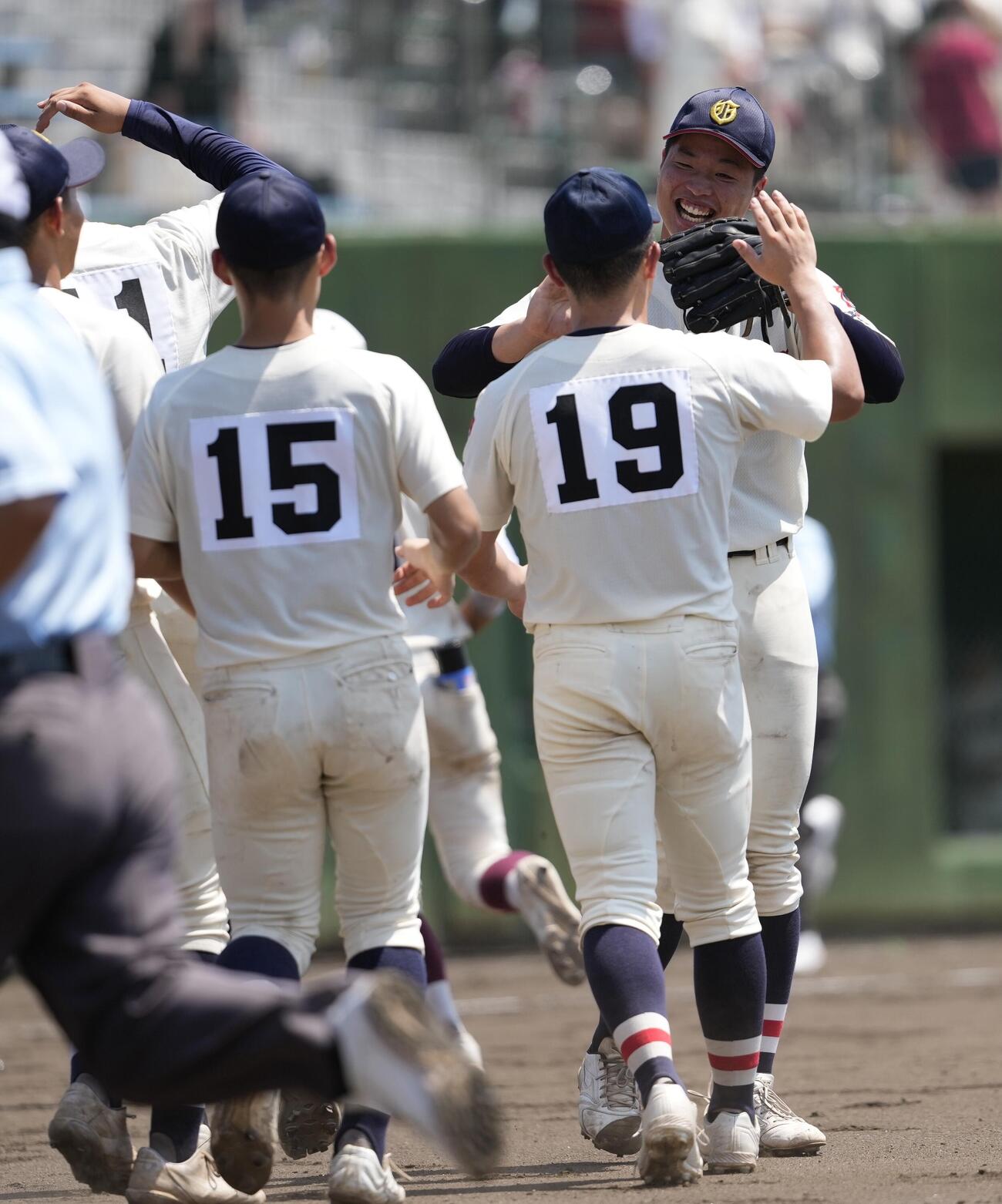早大本庄対浦和学院　早大本庄に勝利し笑顔を見せる浦和学院の選手たち（撮影・小島史椰）