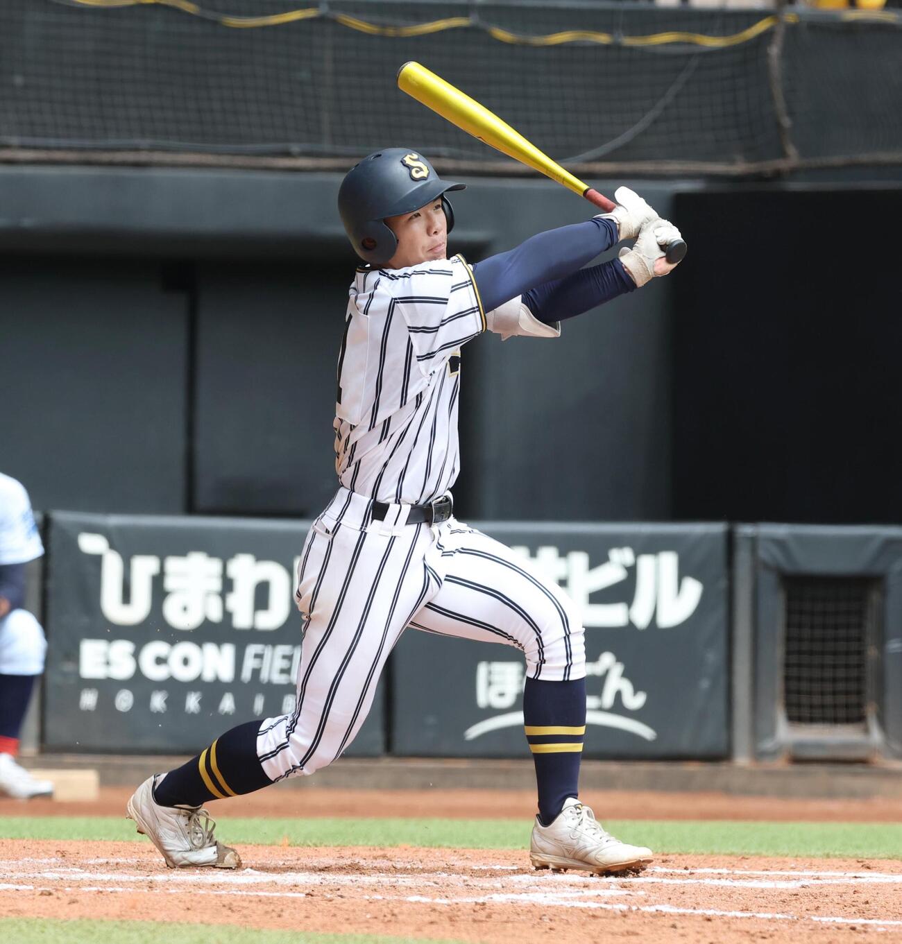 クラーク記念国際対白樺学園　5回裏白樺学園2死、三塁打を放つ村端勇心（撮影・黒川智章）