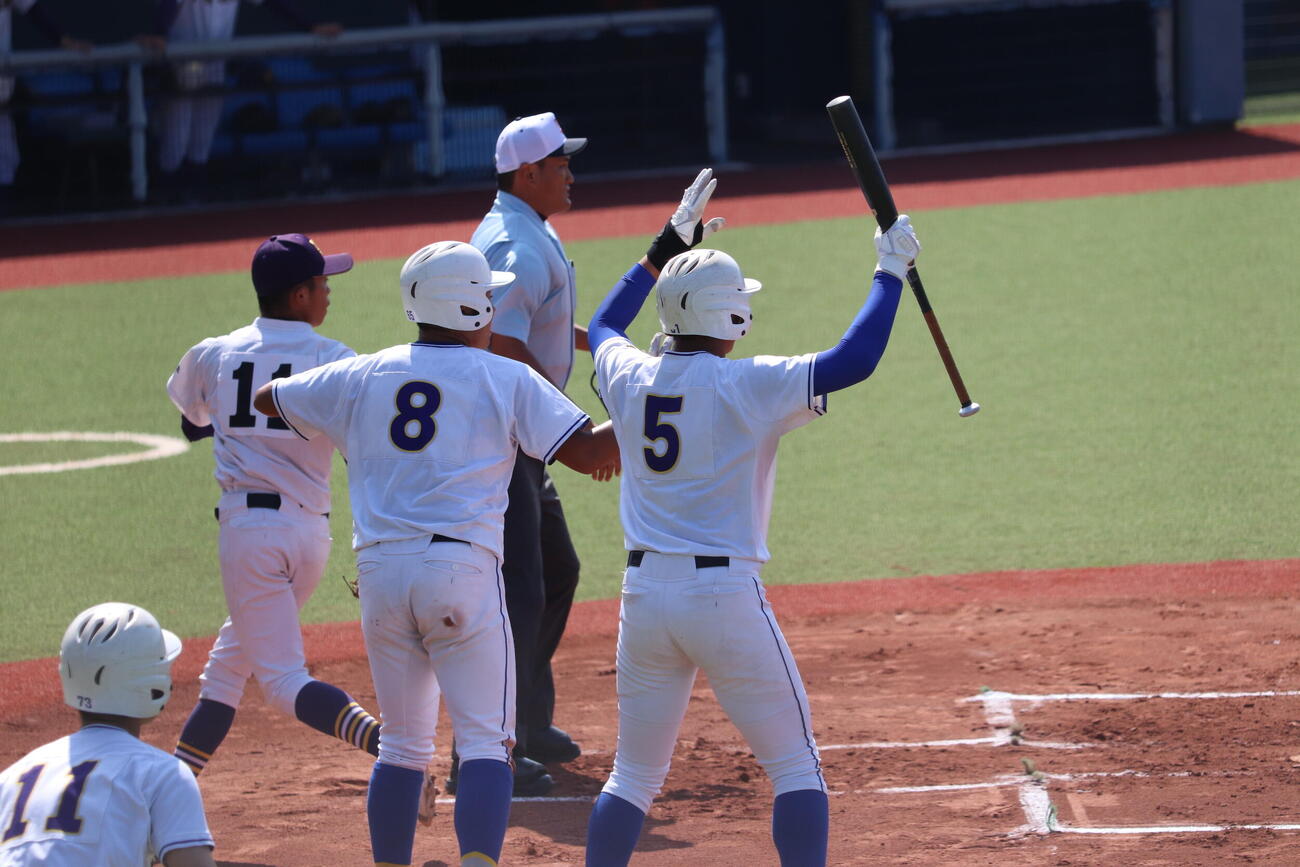 高校野球千葉大会5回戦　志学館対千葉経大付　1回志学館1死二、三塁、得点を喜ぶ志学館ナイン（撮影・服部航大）