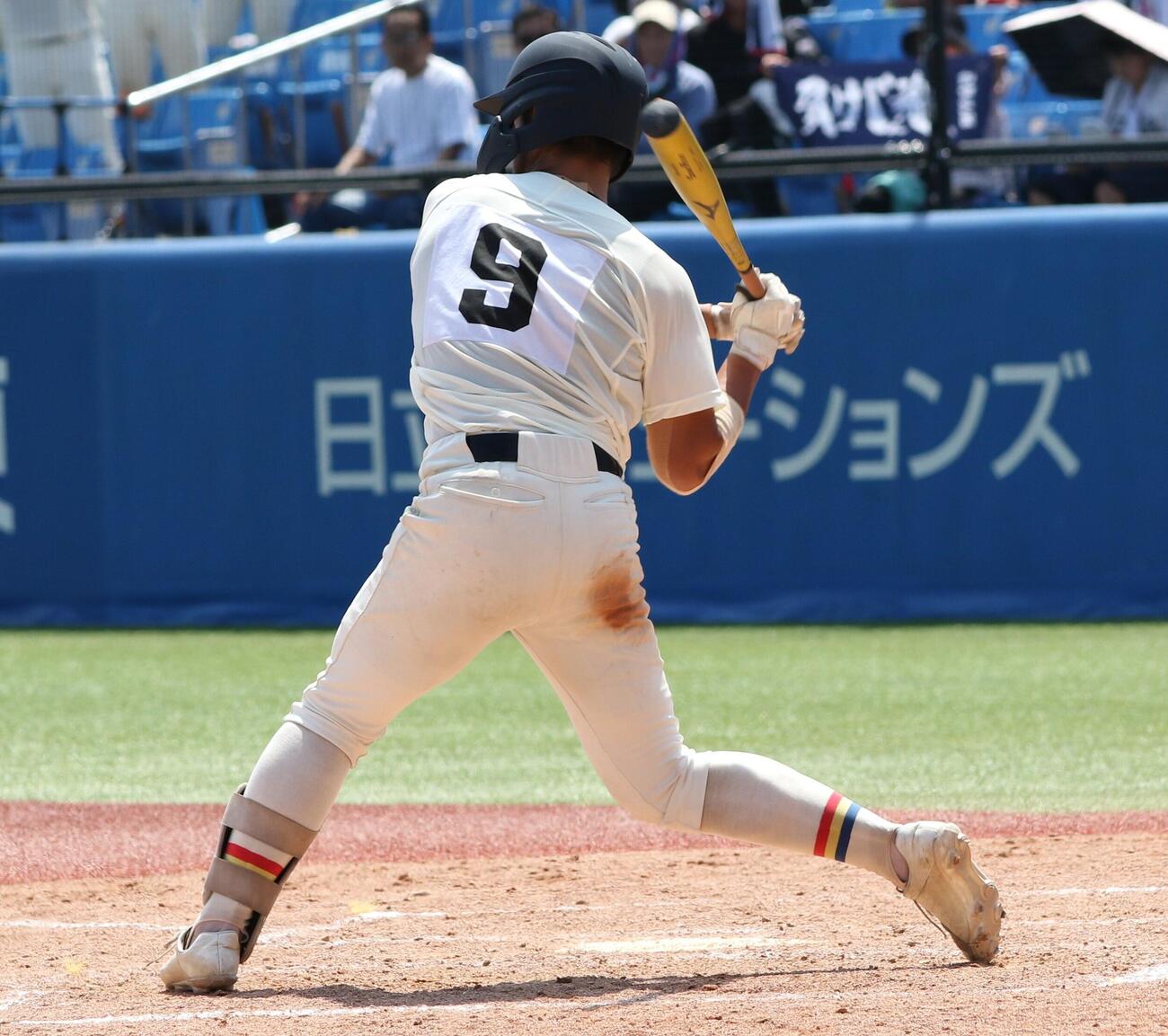 創価対駒大高　左翼席へ先制となるソロ本塁打を放った創価・堀内勝利