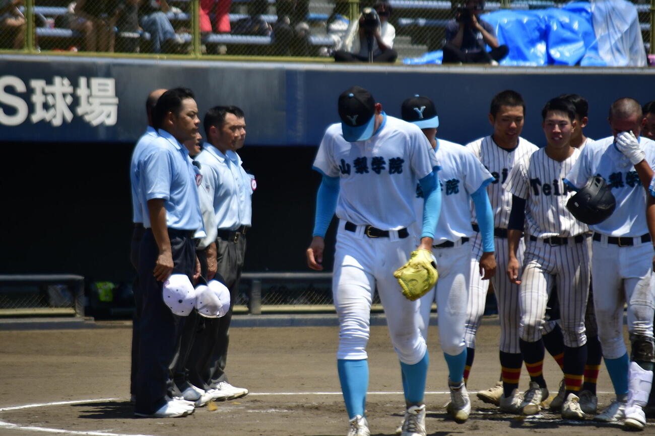 帝京三に敗れ、うつむく山梨学院・菰田（撮影・平山連）