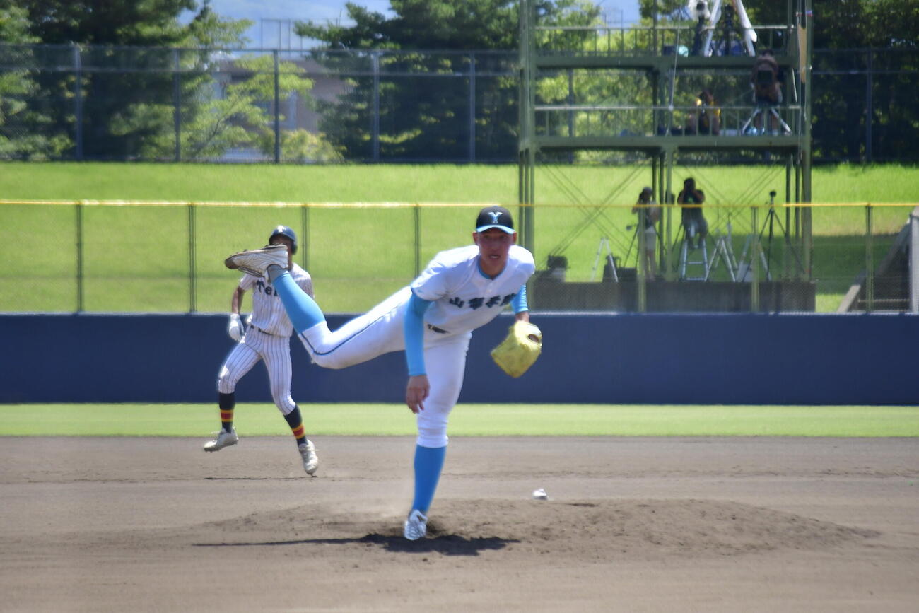 延長10回から登板した山梨学院・菰田（撮影・平山連）
