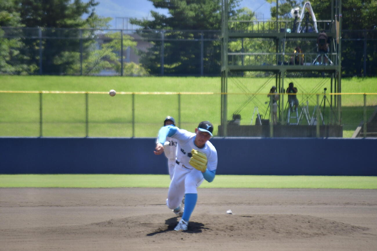 延長10回から登板した山梨学院・菰田（撮影・平山連）