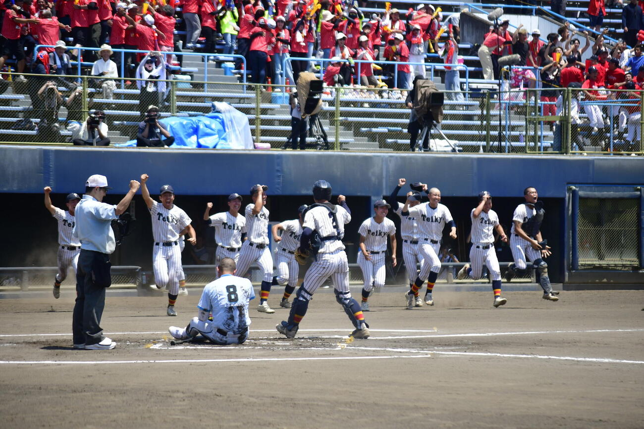 1点リードの延長10回裏2死満塁では山梨学院・石井を空振り三振に打ち取り、グラウンドになだれ込む帝京三ナイン（撮影・平山連）