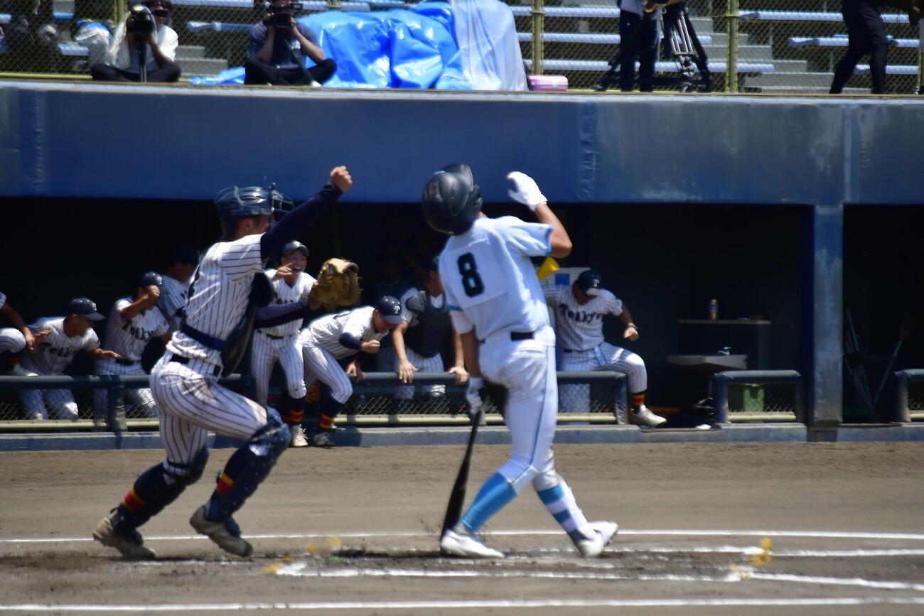 1点リードの延長10回裏2死満塁では山梨学院・石井を空振り三振に打ち取り、3時間以上に及ぶ熱戦を制した帝京三が決勝進出（撮影・平山連）