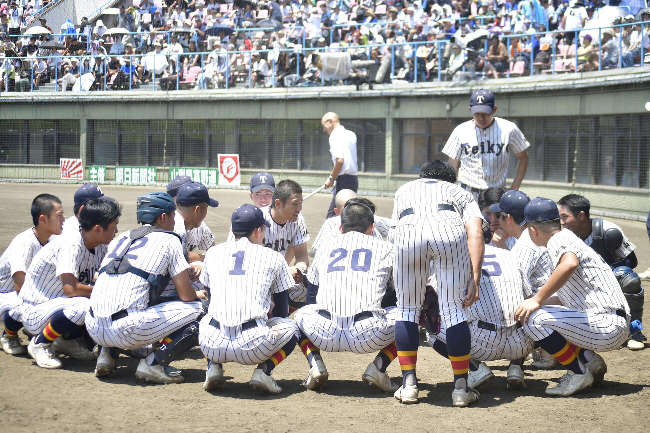攻撃前に作戦会議をする帝京三ナイン（撮影・平山連）