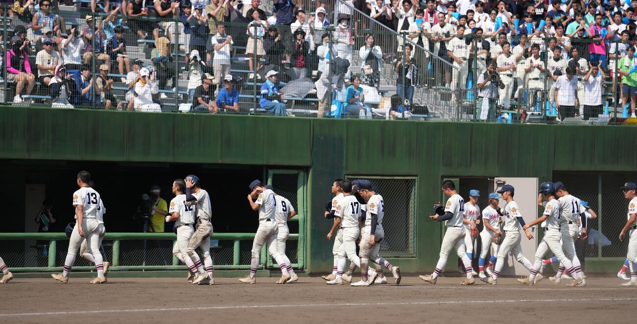 昌平対県浦和　昌平に敗れガックリする県浦和の選手たち（撮影・小島史椰）