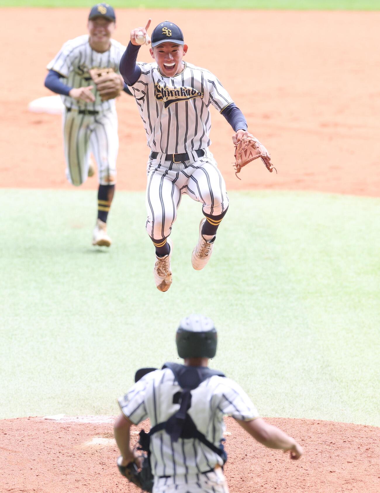 クラーク記念国際対白樺学園　優勝の瞬間、飛び上がって喜ぶ白樺学園・鎌仲賢吾（撮影・黒川智章）