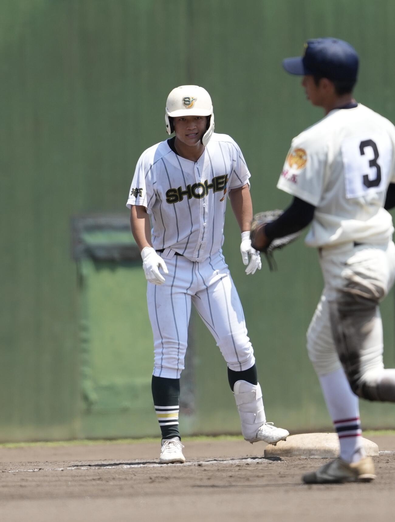 昌平対県浦和　2回表昌平1死一塁、適時三塁打を放ち出塁する中島航作（撮影・小島史椰）