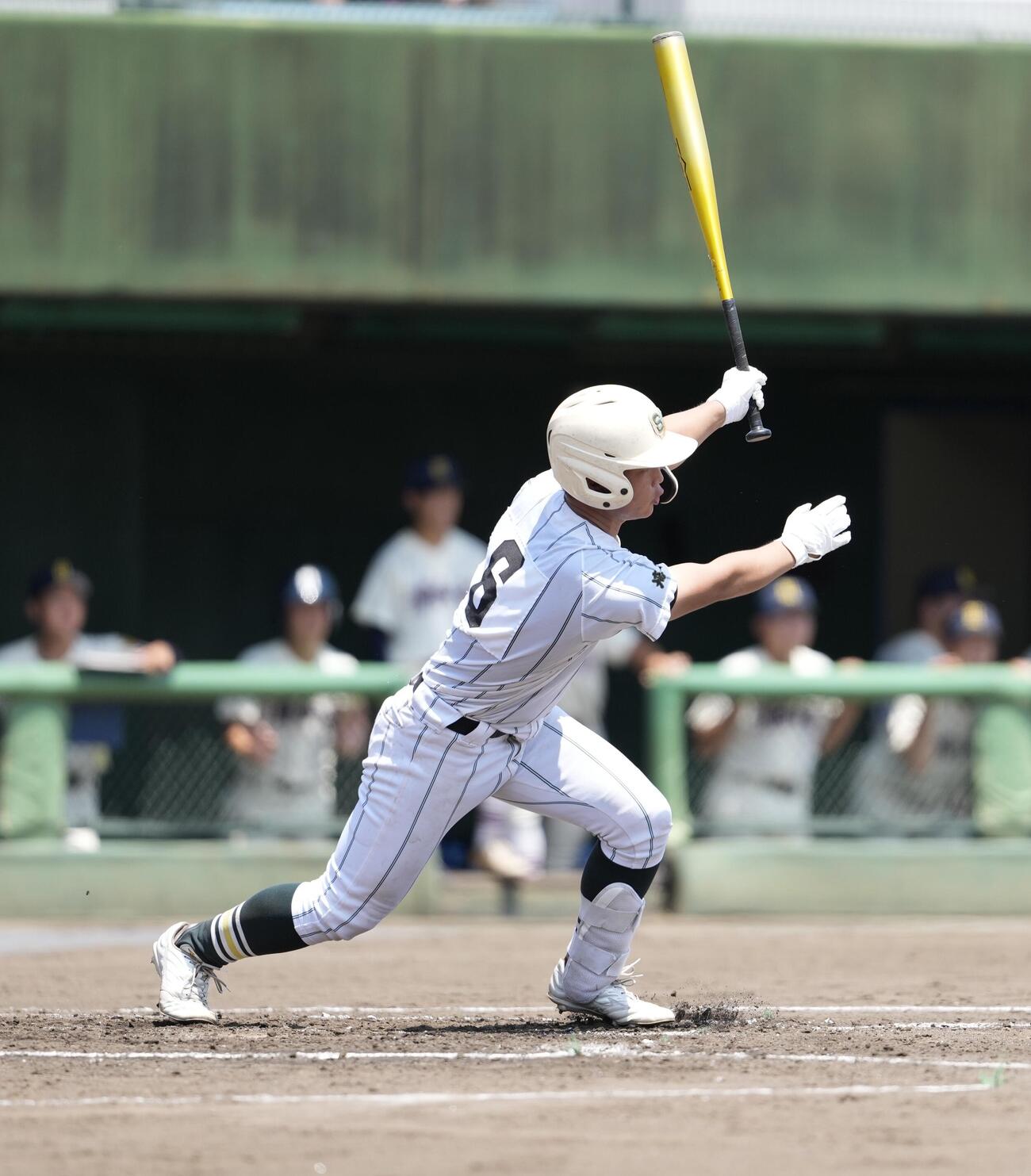 昌平対県浦和　2回表昌平1死一塁、適時三塁打を放つ中島航作（撮影・小島史椰）
