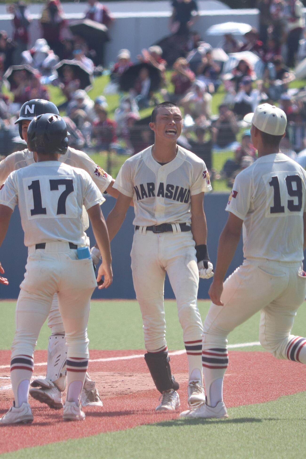 サヨナラ打を放ち仲間に囲まれる習志野・檜垣満（中央）（撮影・服部航大）