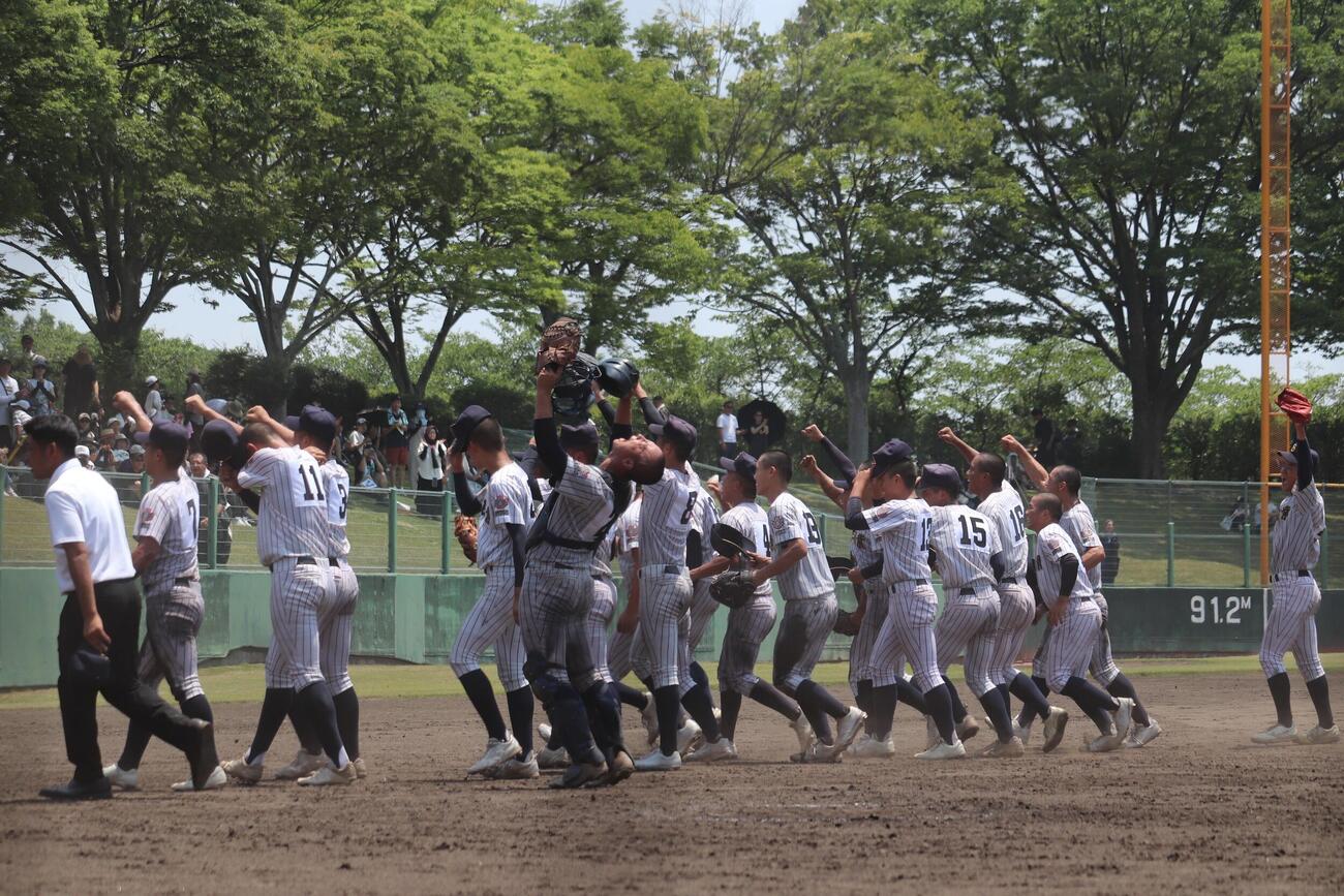 報徳学園にコールド勝ちし喜ぶ明石商ナイン（撮影・佐藤妙月）