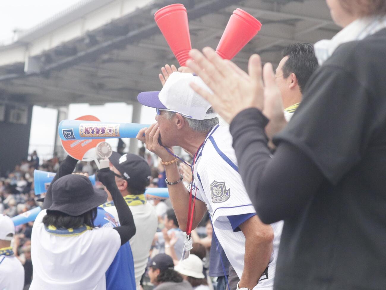 水沢対盛岡大付　長男・盛岡大付の柳葉一路主将の応援にかけつけた俳優・柳葉敏郎氏（撮影・高橋香奈）