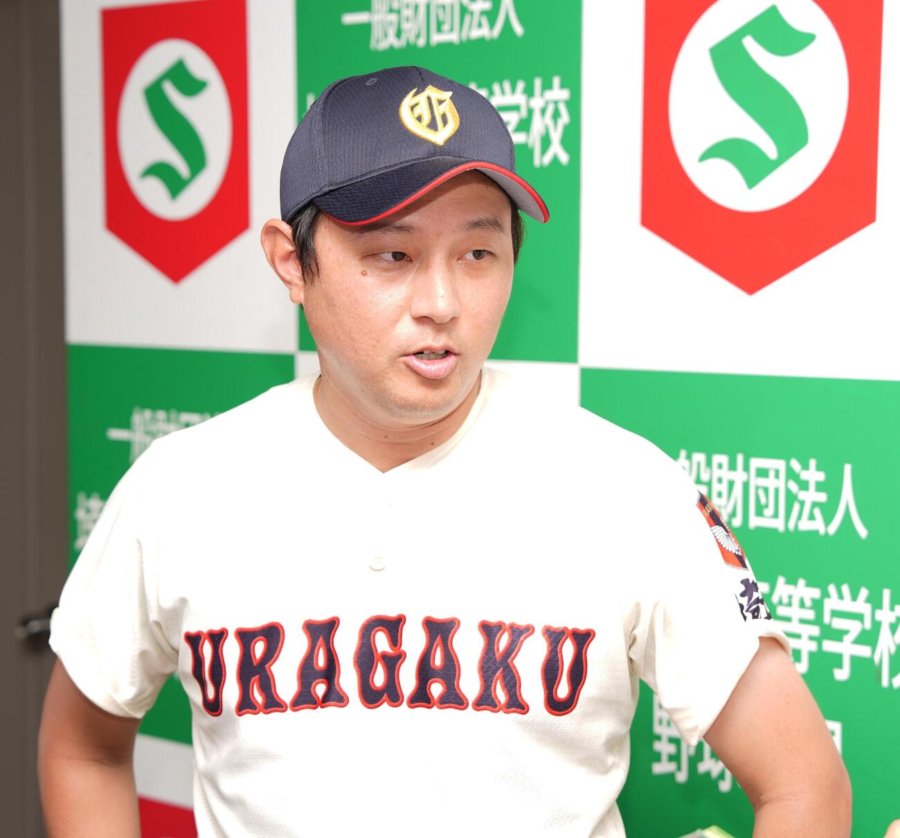 早大本庄対浦和学院　早大本庄に勝利し囲み取材に応じる浦和学院・森大監督（撮影・小島史椰）