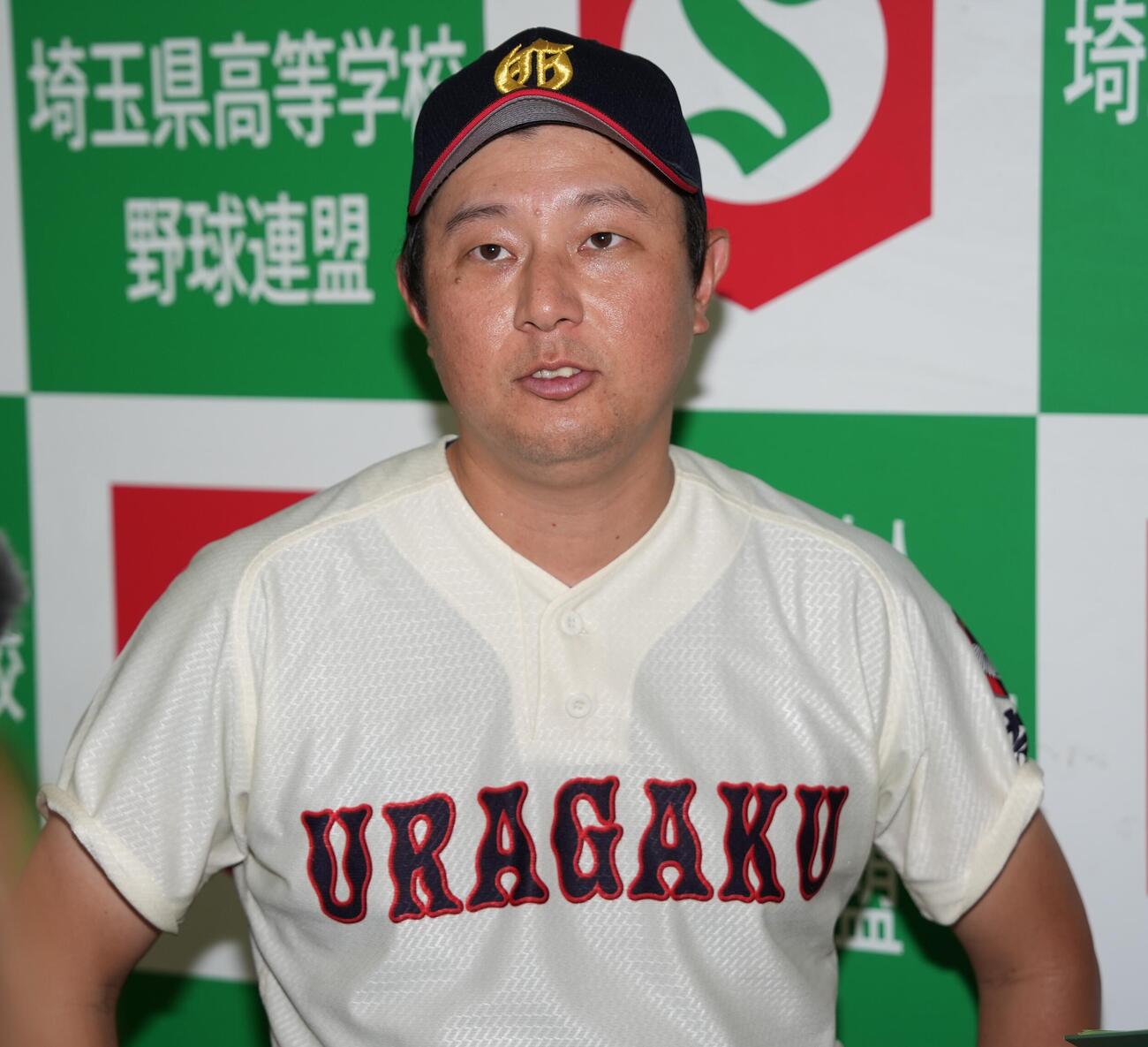 早大本庄対浦和学院　早大本庄に勝利し囲み取材に応じる浦和学院・森大監督（撮影・小島史椰）