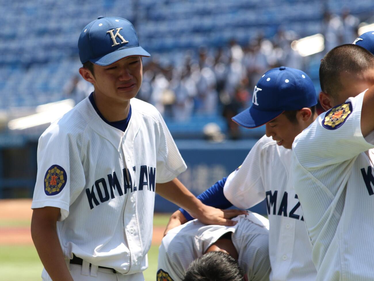 創価対駒大高　試合後、涙があふれる駒大高・渡辺さくや（左）
