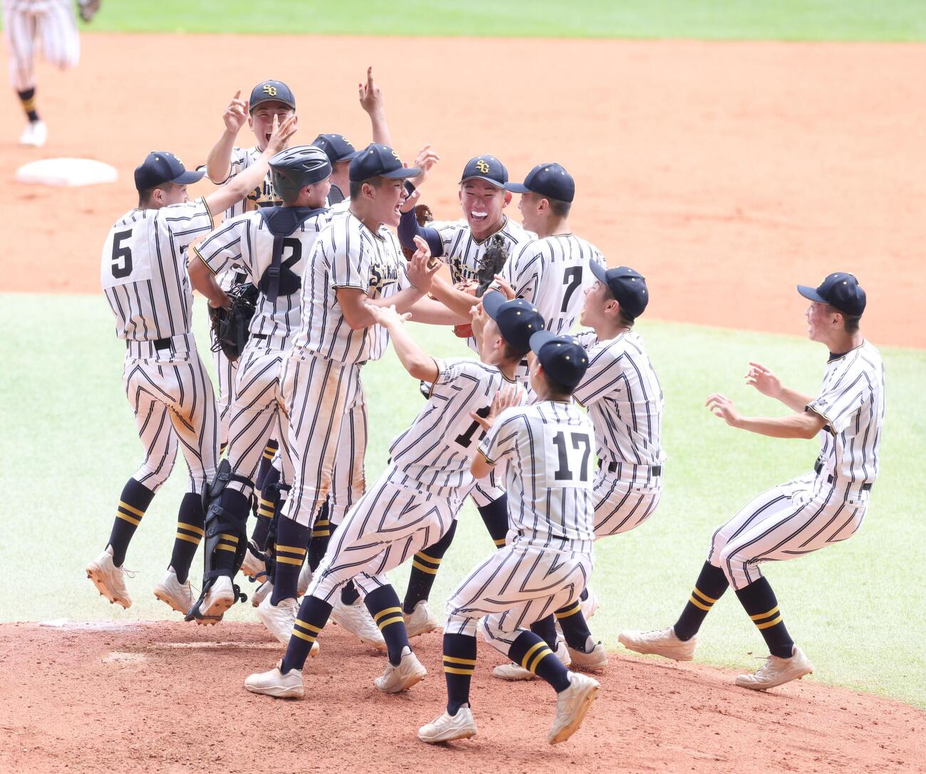 クラーク記念国際対白樺学園　優勝し歓喜する白樺学園ナイン（撮影・黒川智章）