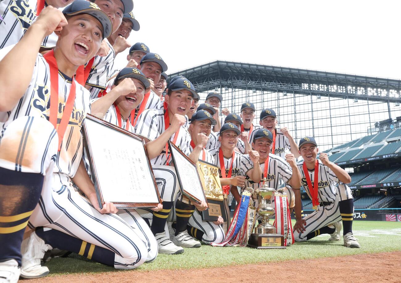 クラーク記念国際対白樺学園　優勝し笑顔で記念撮影する白樺学園ナイン（撮影・黒川智章）