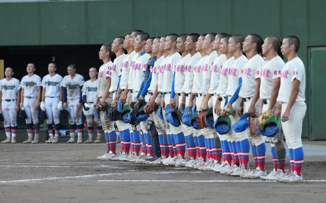 花咲徳栄対武蔵越生　武蔵越生に勝利し校歌を歌う花咲徳栄の選手たち（撮影・小島史椰）