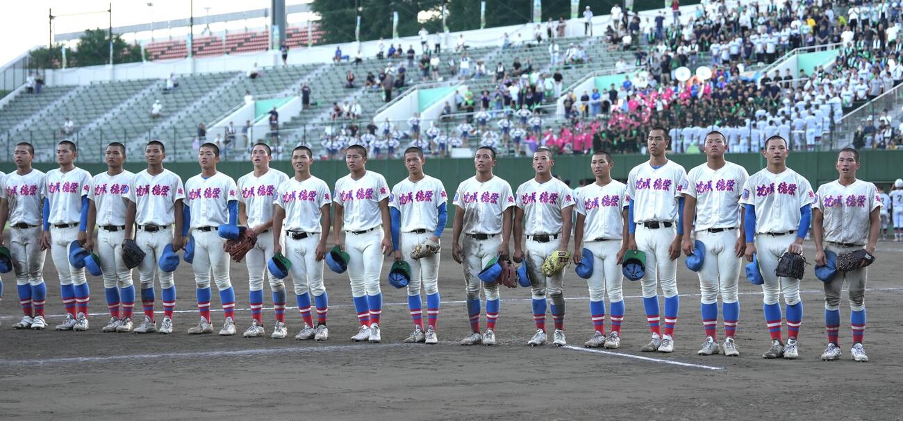 花咲徳栄対武蔵越生　武蔵越生に勝利しスタンドにあいさつする花咲徳栄の選手たち（撮影・小島史椰）